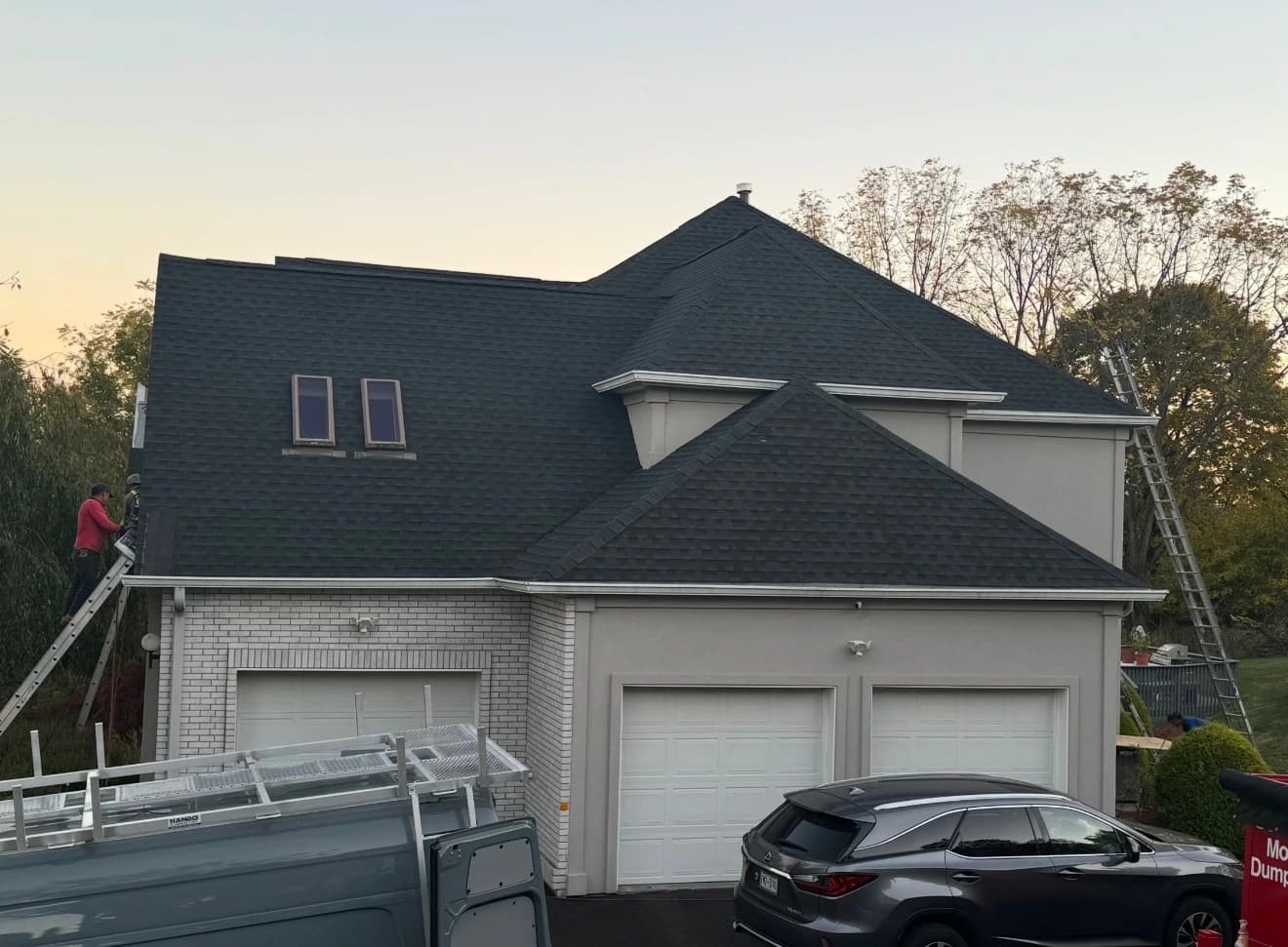 Emergency roof response and storm damage protection on site